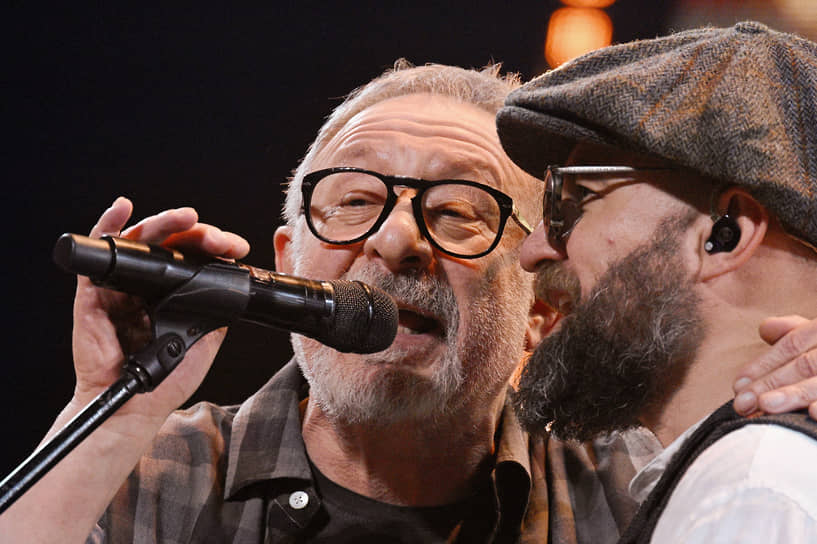 Музыкант и телеведущий Евгений Маргулис (слева) и лидер группы «Рекорд Оркестр» Тимофей Копылов (справа)