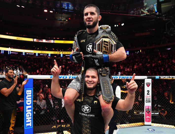 Завоевав второй титул UFC, Ислам Махачев совершил круг почета внутри октагона на плечах Хабиба Нурмагомедова