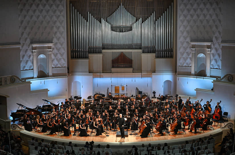В огромном составе оркестра нашлось место и синтезаторам, и пиле, и смартфонам
