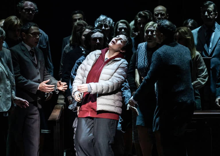 Одиночка Иоанна (Елена Стихина, в центре) противопоставлена не иноземным захватчикам, а безликой толпе