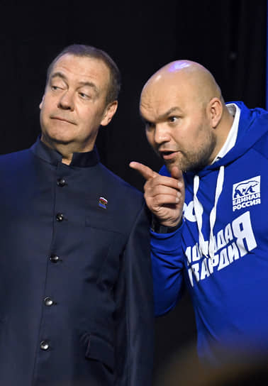 Лидер МГЕР Антон Демидов (справа) не только получил от Дмитрия Медведева руководящие указания, но и сам указал председателю ЕР на главные успехи своей организации