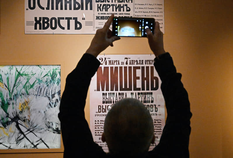 За тихими плакатами и книгами, показанными на выставке, скрываются звонкие «пощечины общественному вкусу»