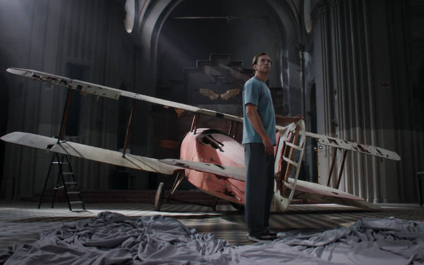 Главный герой Платонов (Александр Горбатов), проснувшись через почти сто лет, по-прежнему страстно увлечен идеей полета