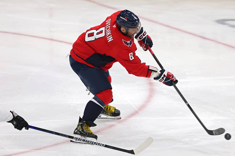 Александр Овечкин впервые в нынешнем сезоне забросил шайбу в двух матчах подряд