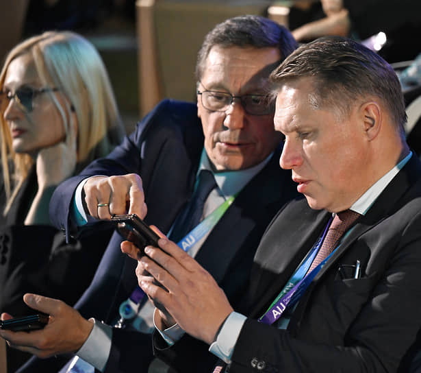 Участники конференции поспешно осваивают новые технологии