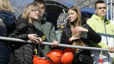 Опасному труду снижают возраст // Минтруд представил новую версию ограничений занятости несовершеннолетних