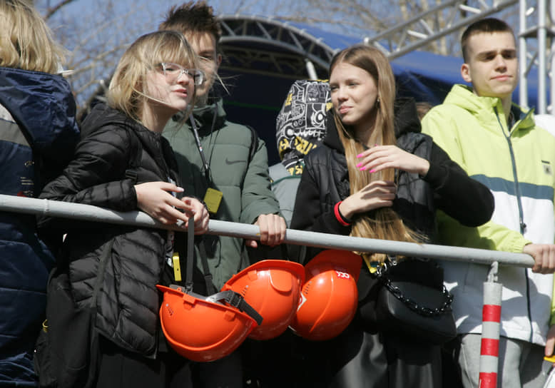 Минтруд рассчитывает, что возможность работать сразу после учебы избавит несовершеннолетних от поисков временной работы, после которой в профессию они уже не возвращаются