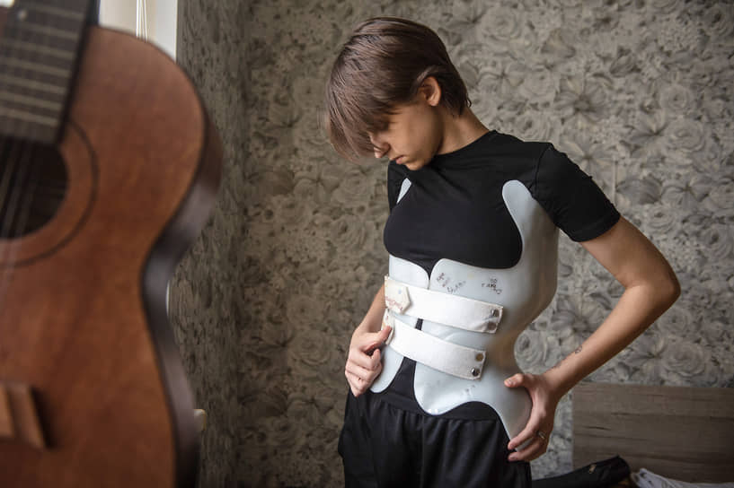 Кира носила корсет по 20 часов в сутки, несмотря на все неудобства, ссадины и гематомы. Но и с корсетом лучше не стало