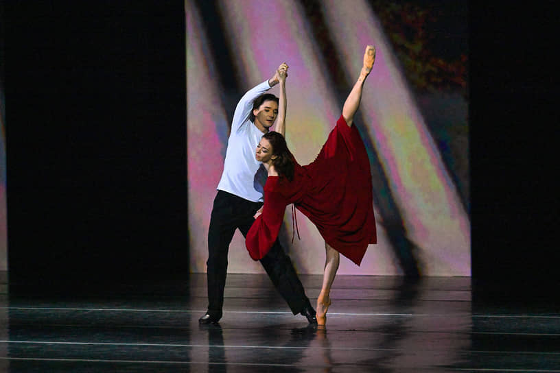 Лишь отношения героев Екатерины Крысановой и
Владислава Лантратова соответствовали названию кремлевского
концерта — «Майя. Сюита любви»