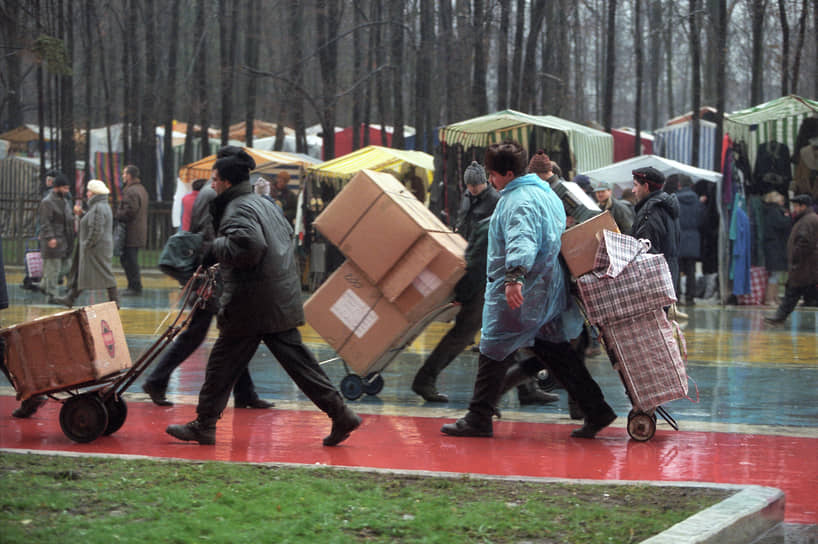 Экономические реформы 1990-х безвозвратно вытолкнули из профессий многих — и теперь эти люди покидают рынок труда, уступая его тем, кто учился, чтобы работать по специальности