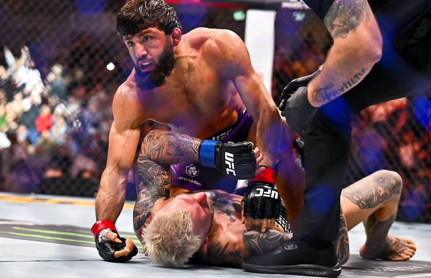 Арман Царукян во время поединка с Дэном Хукером