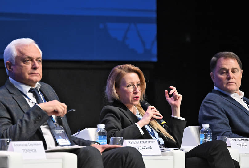 О том, как правильно следить за чистотой выборов, участникам конгресса рассказали ответственный секретарь СПЧ Александр Точенов, секретарь ЦИКа Наталья Бударина и председатель правления АЮР Владимир Груздев (слева направо)