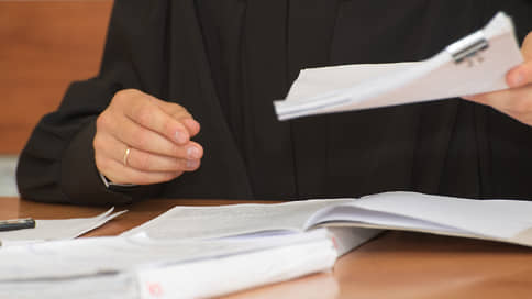 Доли разделили по судам // Главе химпредприятия инкриминируют мошенничество, а его сделку отменил арбитраж