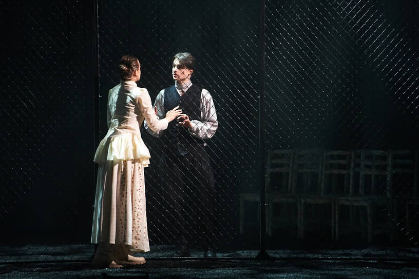 Перед сценой время от времени опускается железная решетка — это то клетка с медведем, то метафорическая стена,
разделяющая влюбленных