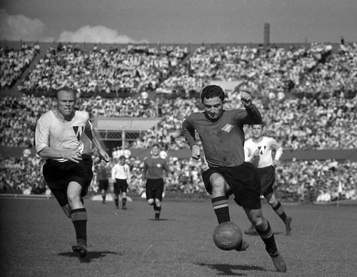 Никита Симонян (с мячом) со своими 160 голами до сих пор остается главным бомбардиром в истории «Спартака»