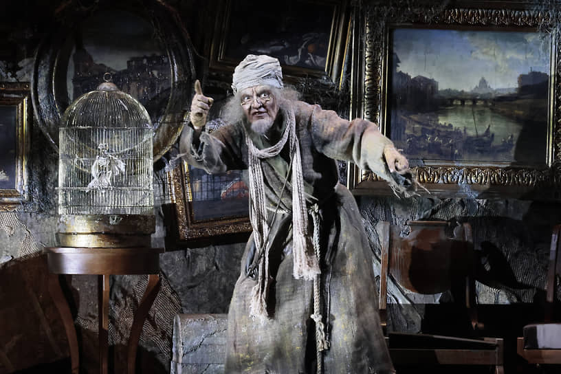 Декорации и костюмы 1977 года в «Мертвых душах» смотрятся как живые (на фото — Евгения Сегенюк в роли Плюшкина)