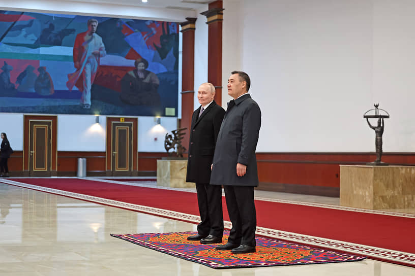 Стоя на спецковрике, президенты заслушали «Калинку» на комузах