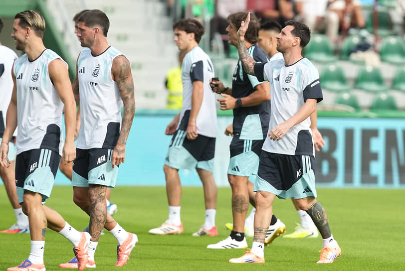 Лионель Месси (справа) на тренировке сборной Аргентины