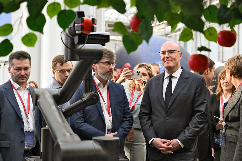 Вице-премьер РФ Дмитрий Чернышенко (в центре) на выставке научных достижений на конгрессе