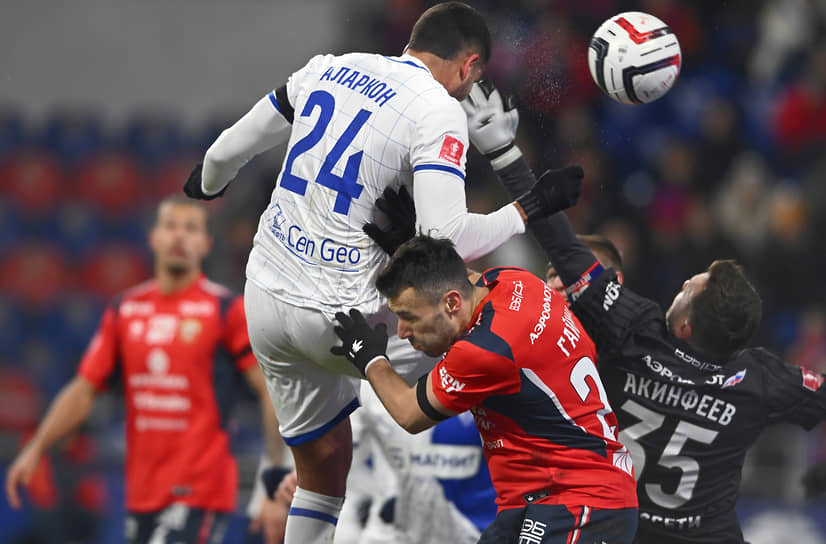 Футболисты ЦСКА (в красно-синей форме) вырвали победу у махачкалинского «Динамо» благодаря ударной концовке второго тайма и серии пенальти