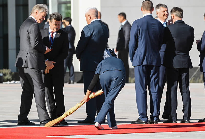 Приготовления к церемонии в резиденции шли до последнего члена российской делегации