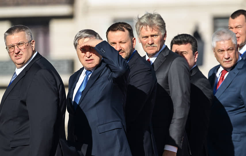 Алексей Оверчук, Юрий Ушаков, Максим Орешкин, Дмитрий Песков, Владимир Колокольцев (слева направо) вмиг обернулись на стук копыт