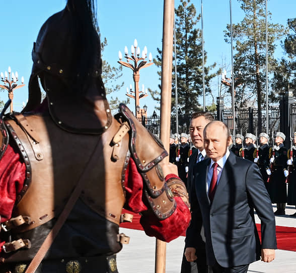 Воинов тянет к воинам