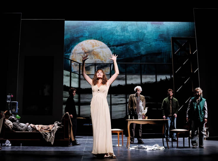 Даже узнав о смерти сына, Аркадина Марины Хэндс не забывает, что она актриса