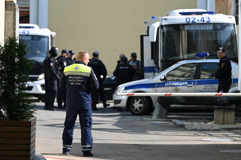 Сотрудники правоохранительных органов у офиса ООО «Вайлдберриз» (18 сентября 2024 года)