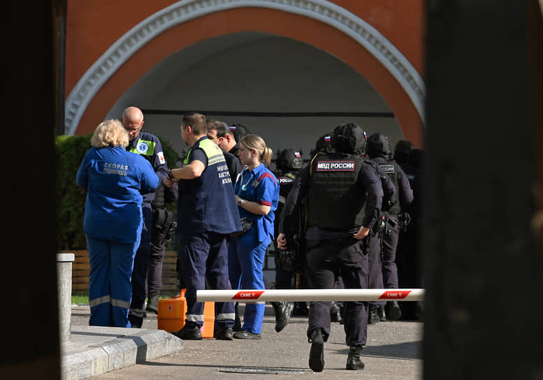 Сотрудники правоохранительных органов у офиса ООО «Вайлдберриз» (18 сентября 2024 года)