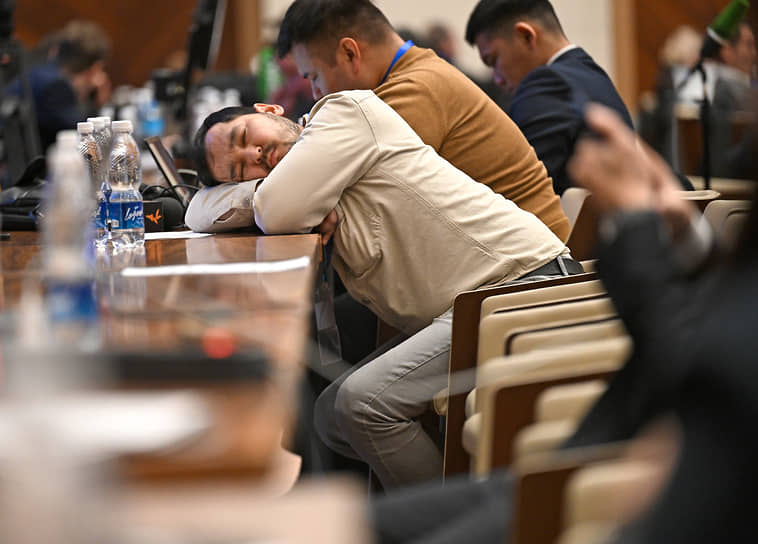 К середине дня у журналистов начали сдавать силы и нервы