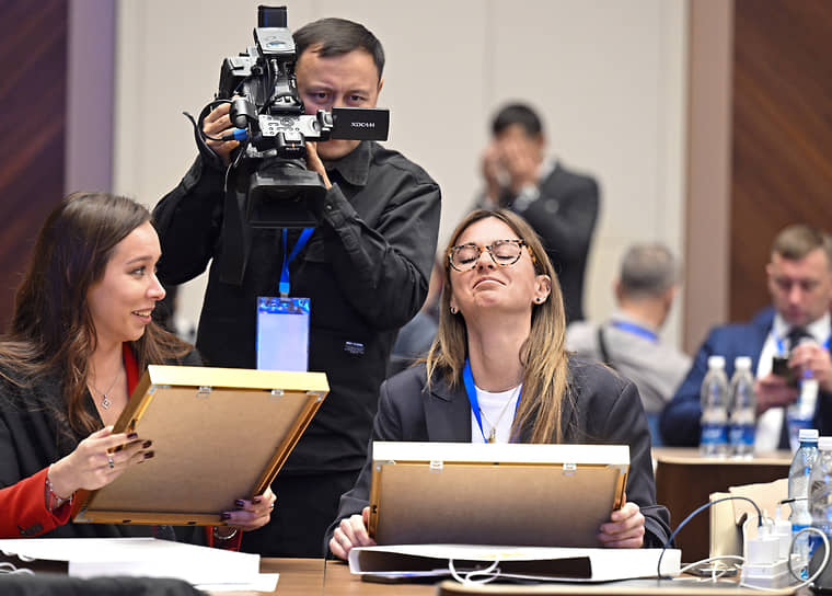 Организаторы наградили всех журналистов картинами
