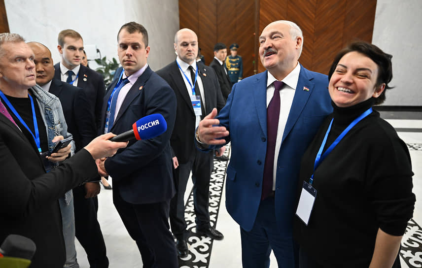 Александр Лукашенко променял обед на общение с журналистами