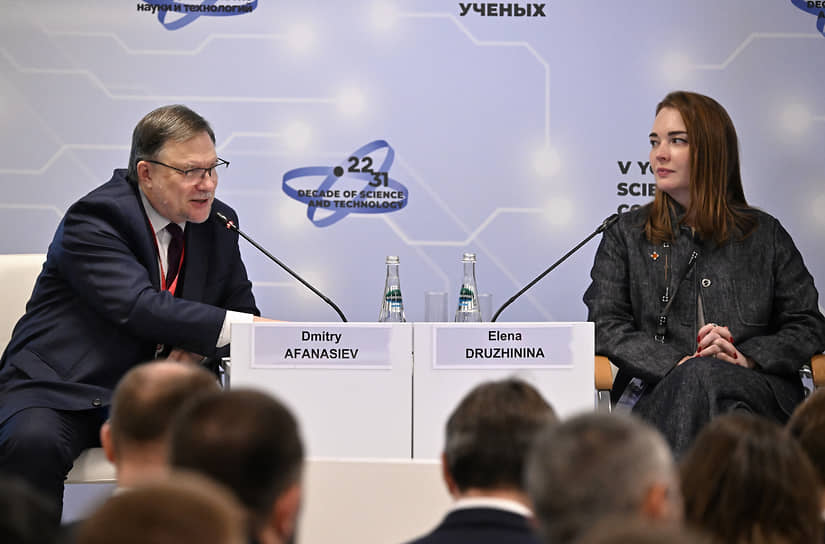 Замглавы Минобрнауки Дмитрий Афанасьев и управляющий директор по кооперации науки и бизнеса госкорпорации «Ростех» Елена Дружинина