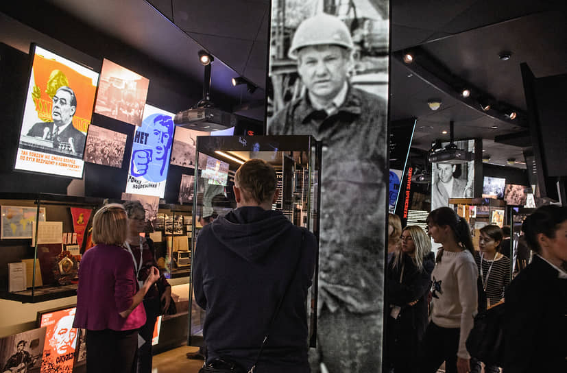 О советском прошлом самого Бориса Ельцина (на фото — в каске) его земляки мало что помнят, но исторические выставки и другие мероприятия в Ельцин-центре посещают охотно