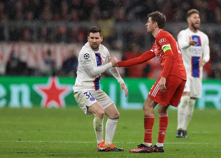 Лионель Месси и Томас Мюллер во время встречи «Баварии» с ПСЖ в 2023 году