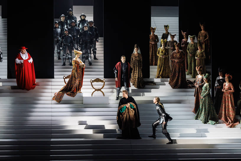 Нарядно-костюмная постановка поднимается тем не менее до музыкальной и театральной убедительности