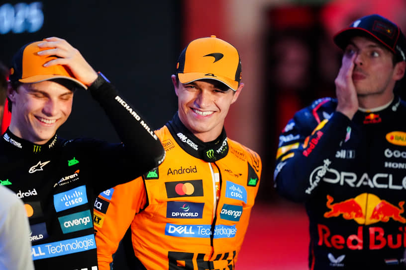 Ландо Норрису (в центре) нужно занять место не ниже третьего в последней гонке сезона, чтобы стать чемпионом мира вне зависимости от того, как выступят Макс Ферстаппен (справа) и Оскар Пиастри (слева)