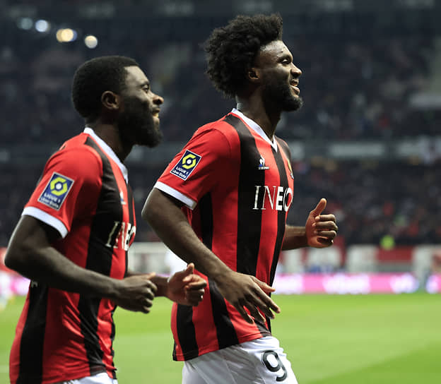 Игрокам «Ниццы» Жереми Бога (слева) и Терему Моффи потребовался больничный после неприятного общения с болельщиками команды