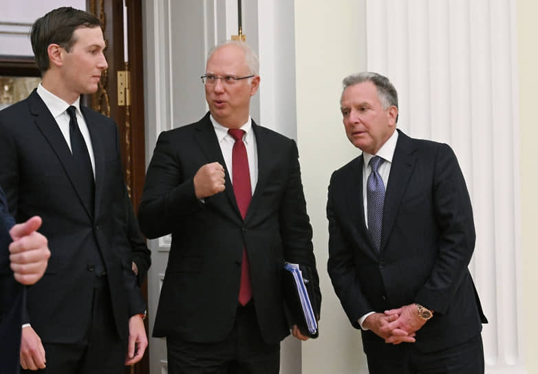 Кирилл Дмитриев готов к бою (слева — Джаред Кушнер, справа — Стив Уиткофф)