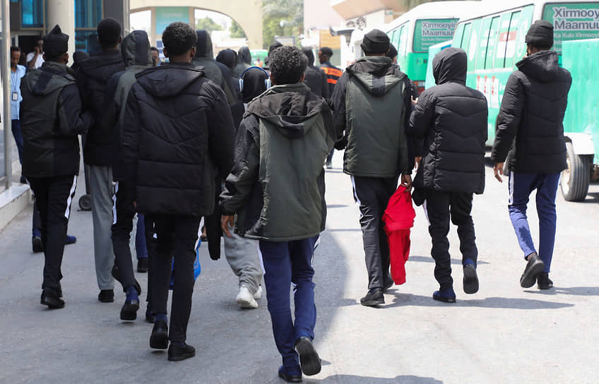 Депортированные сомалийские мигранты в аэропорту Могадишо (Сомали)