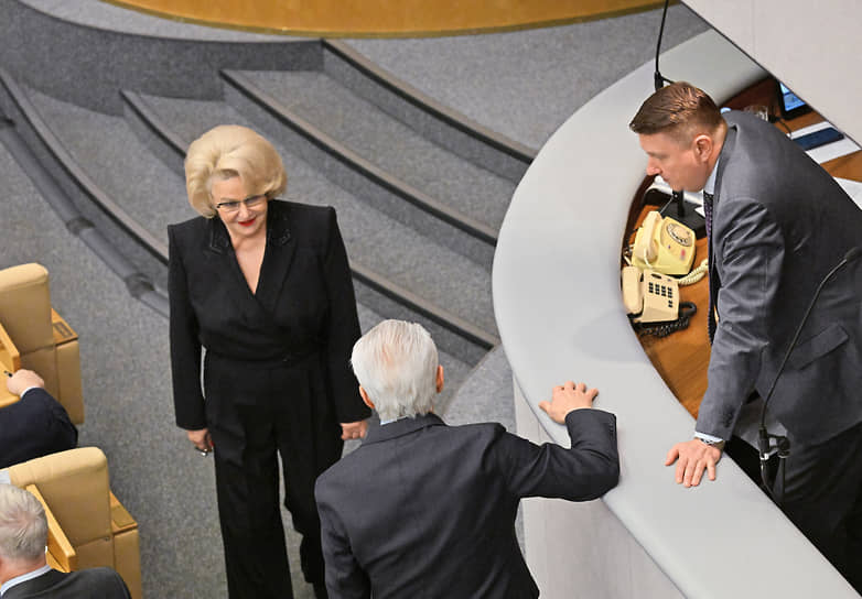 Слева направо:  председатель комитета Думы по защите семьи, вопросам отцовства, материнства и детства Нина Останина,  руководитель фракции «Единой России» в Думе Владимир Васильев и полномочный представитель правительства в Думе Александр Синенко во время заседания