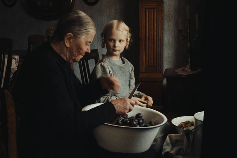 Юная Альма (Ханна Хект) растет в традициях потомственной фермерской семьи