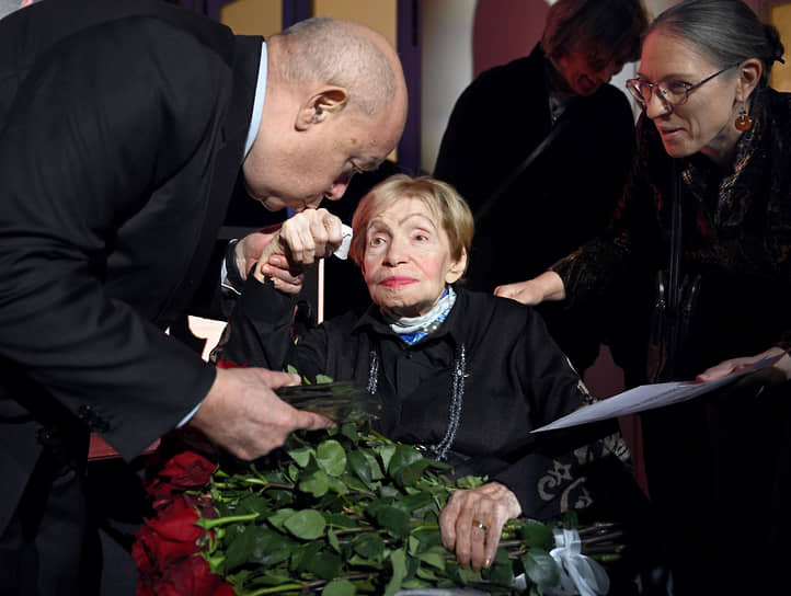 Специальный представитель президента России по международному культурному сотрудничеству Михаил Швыдкой (слева) и писательница Зоя Богуславская (в центре) на церемонии