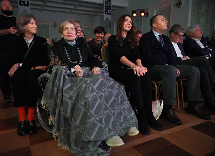 Писательница Зоя Богуславская (вторая слева)