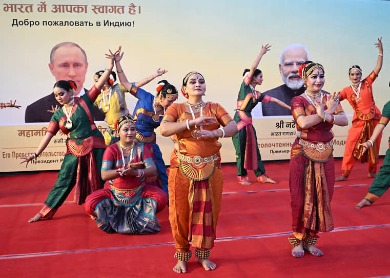 Когда себя начинают показывать индийские танцовщицы, все остальные отходят на второй план