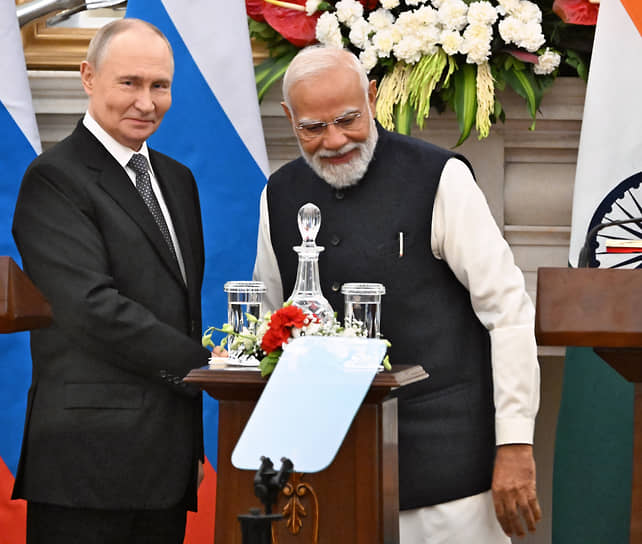 Графинчик на стойке для микрофона наводит на мысли 