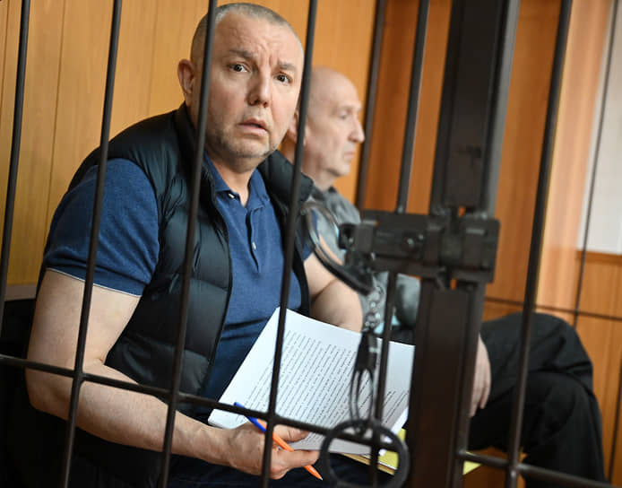 Дело отставного полковника Дмитрия Фролова (слева) суд рассмотрит заново