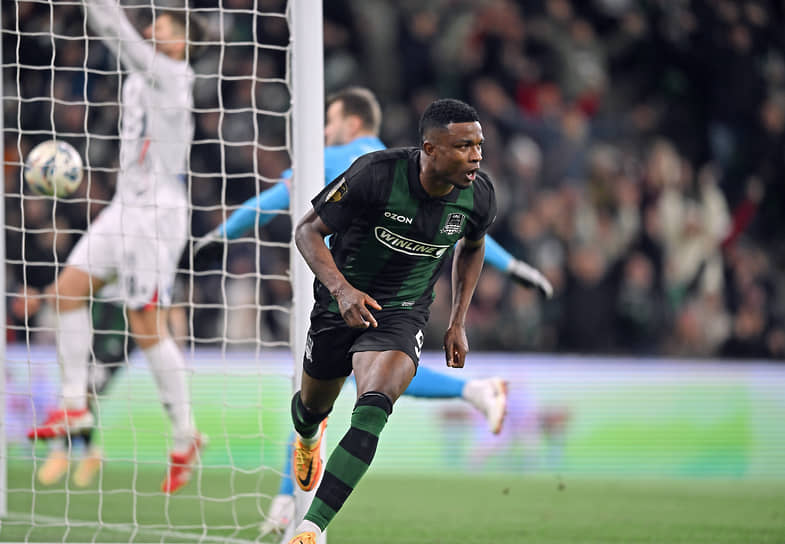 Нападающий «Краснодара» Джон Кордоба (в черно-зеленой форме) забил важный гол в матче с ЦСКА и помог своей команде стать зимним чемпионом