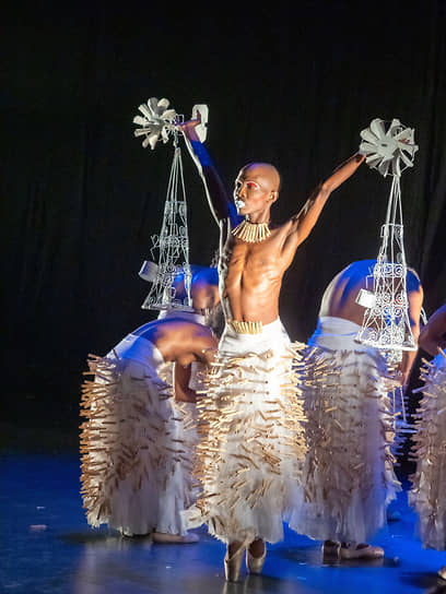 Спектакль «Заштрихованный ансамбль»